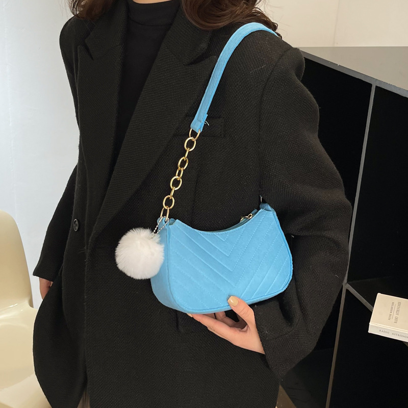 This is a new, trendy and stylish single-shoulder bag for women in spring 2023. It is a casual and commuting crossbody bag for women Application Scenario