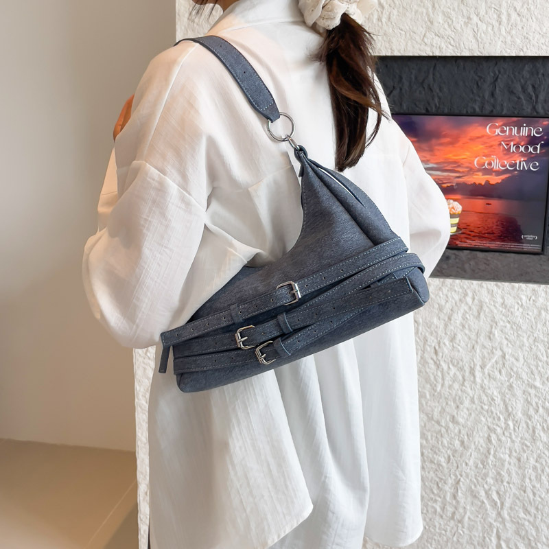 Cross-border high-end commuter bag, fashionable dumpling bag, 2025 new hot girl style motorcycle armpit bag, versatile single-shoulder bag details Picture