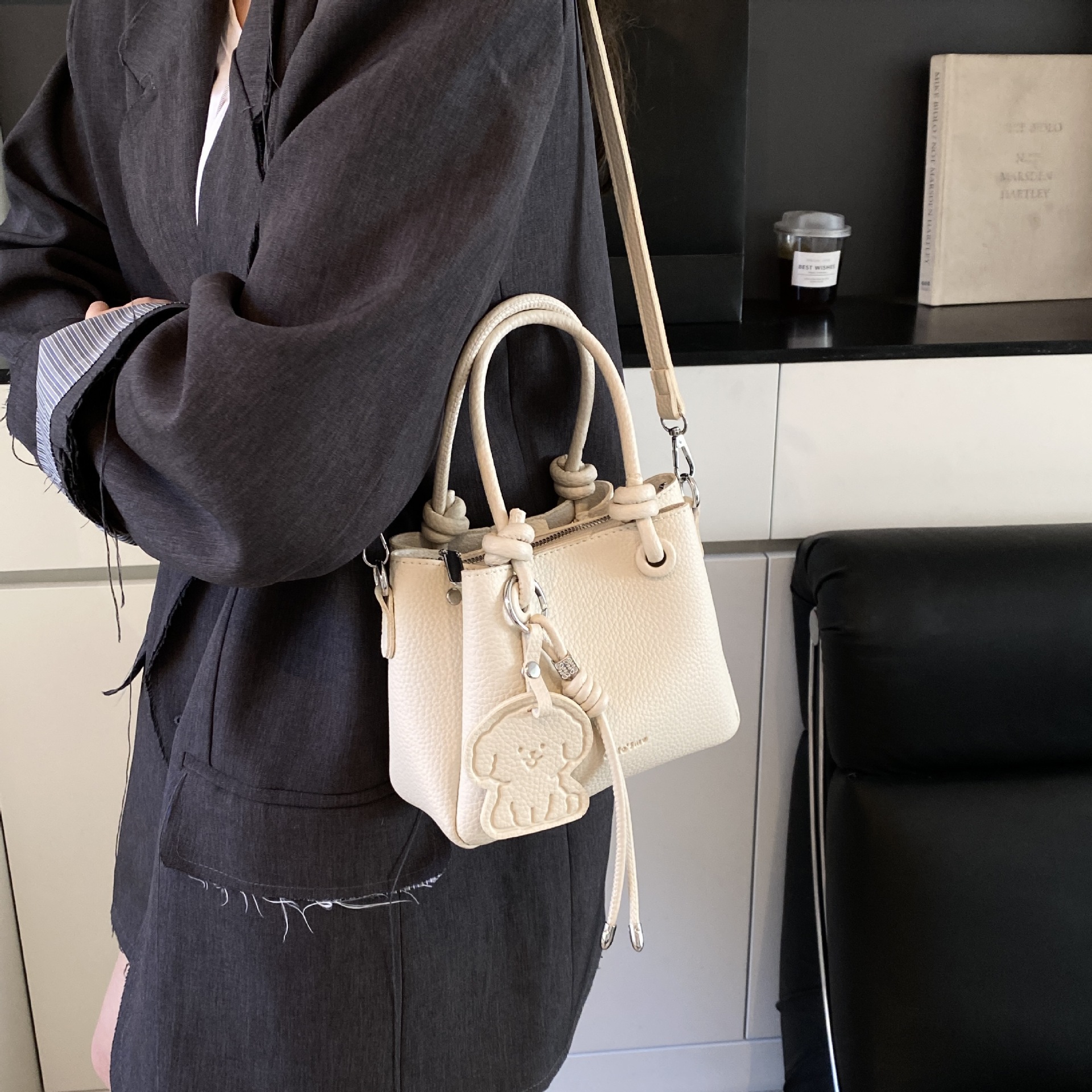 A new trendy spring fashion bucket bag and versatile crossbody bag for women in 2025 with lychee pattern from foreign trade Specification drawing