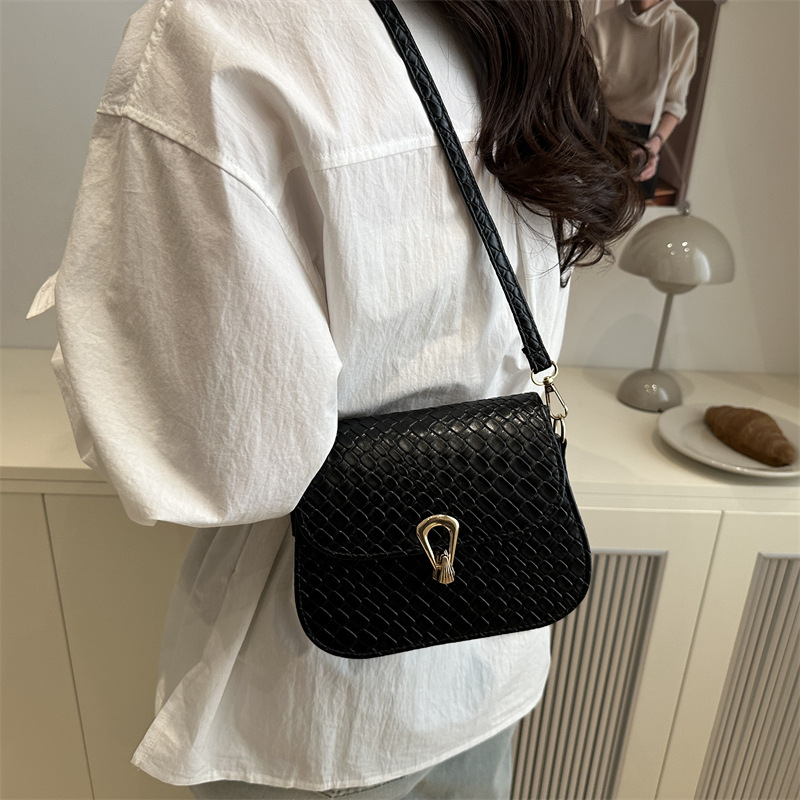 Stylish woven pattern women's bag 2025 Spring simple small square bag, solid color retro lock buckle single-shoulder crossbody bag details Picture