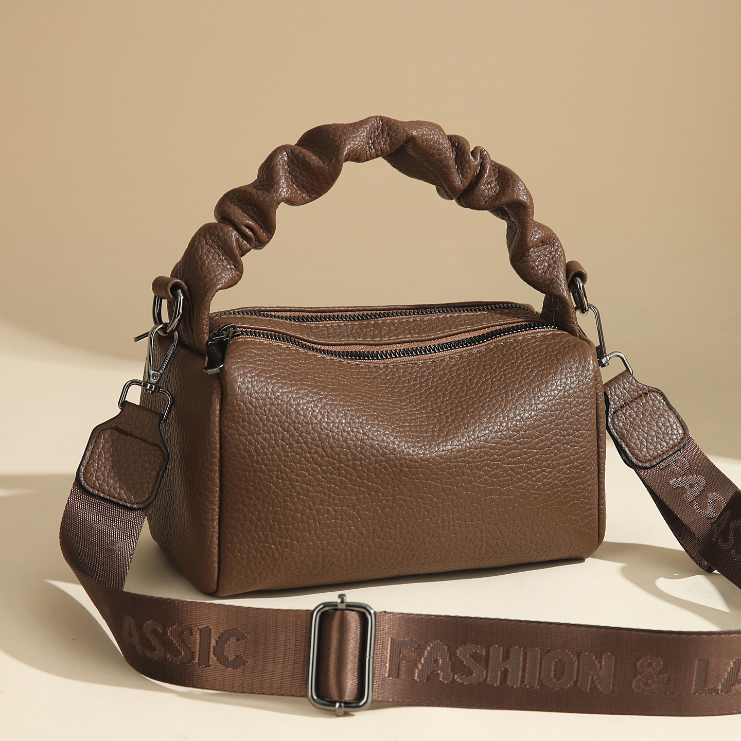 The new 2025 light luxury women's bag is fresh and sweet. It's a stylish hand-held pillow bag with a large capacity and a single shoulder full figure