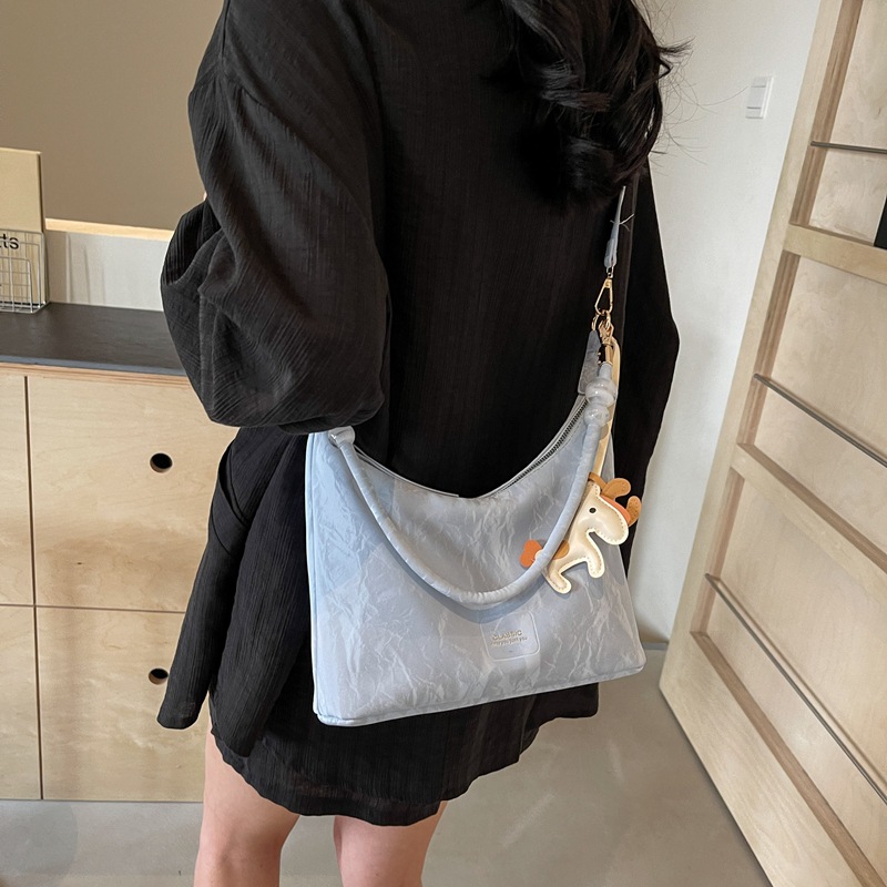 A high-end, light luxury and niche handbag for women, a new 2025 fashionable Korean version large-capacity commuting crossbody dumpling underarm bag Application Scenario