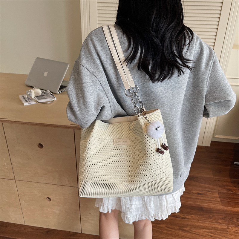 Handmade crochet bag, daily travel tote bag, 2025 new style patchwork shoulder bag, versatile hand-held armpit bag Application Scenario