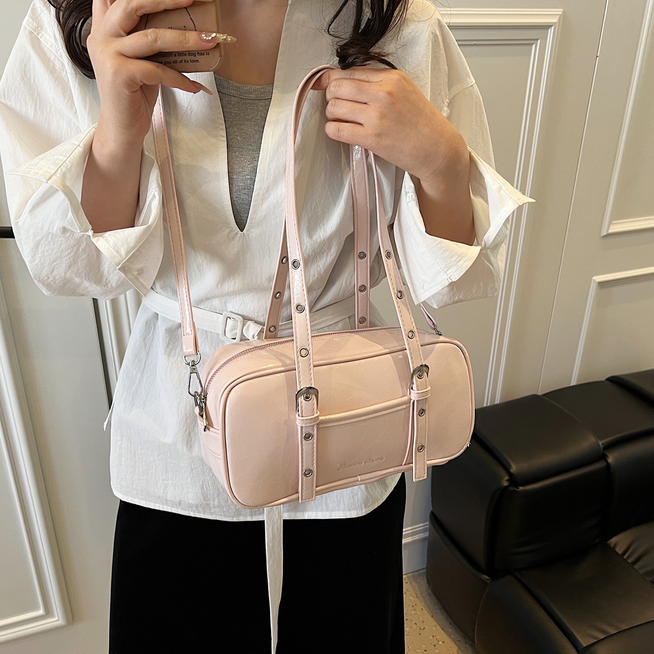High-end retro large-capacity bag for women, new spring/Summer 2025 fashion commuting single-shoulder bag, underarm Boston bag Application Scenario