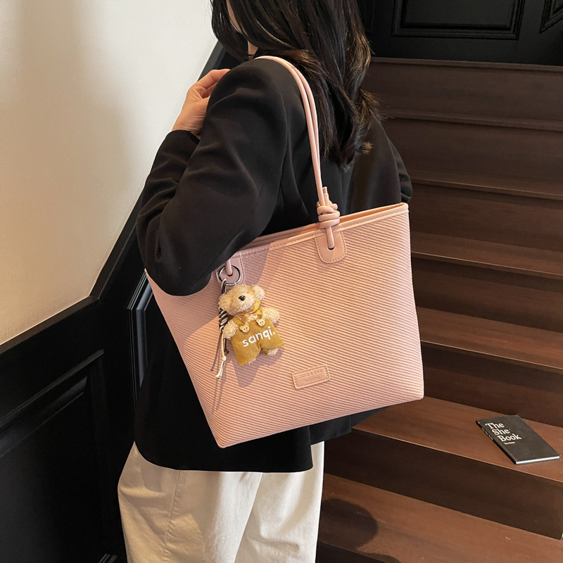 A simple and stylish large-capacity tote bag for women, a new 2025 fashion, casual, lightweight and versatile single-shoulder armpit bag for commuting Application Scenario