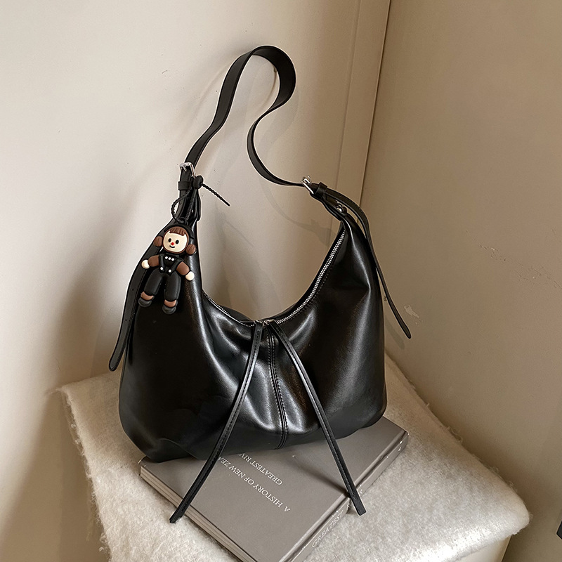 A retro rustic underarm bag for women, a new laid-back, fashionable and casual Korean-style tote bag with a large capacity crossbody bag Specification drawing