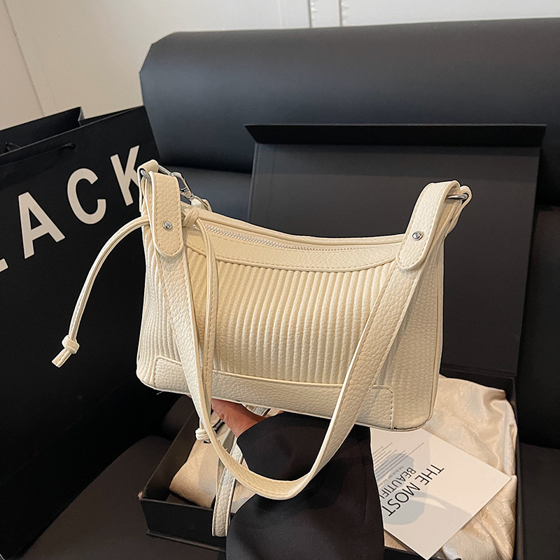 A retro, high-end, fashionable hand-held underarm bag for women, a new 2025 simple, casual and versatile single-shoulder crossbody bag full figure