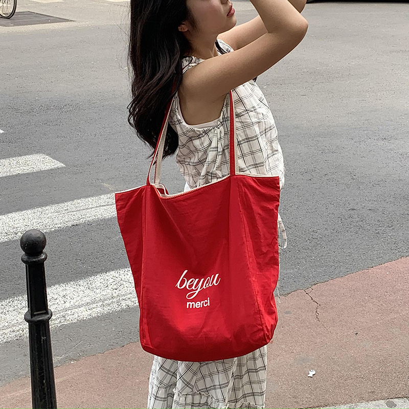 A casual and laid-back minimalist striped canvas bag for women, a new 2024 model with a niche design and large capacity single-shoulder tote bag Application Scenario