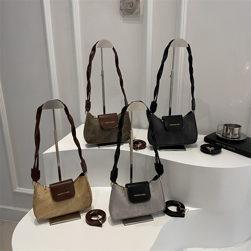 2025 New high-quality underarm bag, women's fashionable single-shoulder bag, artistic crossbody bag, color-blocking and retro small square bag Application Scenario