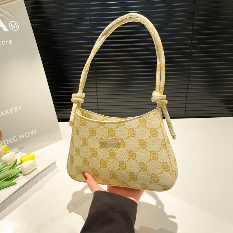 The 2025 summer new casual crescent-shaped bag, with a European and American style, is a stylish and simple single-shoulder crossbody bag for women full figure