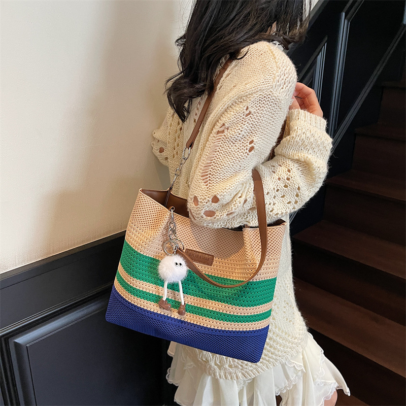 Handmade crochet bag, daily travel tote bag, 2025 new style patchwork shoulder bag, versatile hand-held armpit bag details Picture