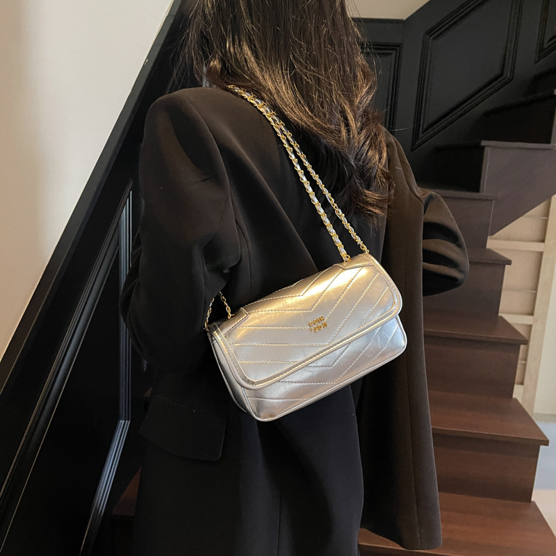 The 2025 new solid color simple underarm bag, fashionable and versatile single-shoulder bag, trendy and light luxury commuting crossbody bag Specification drawing