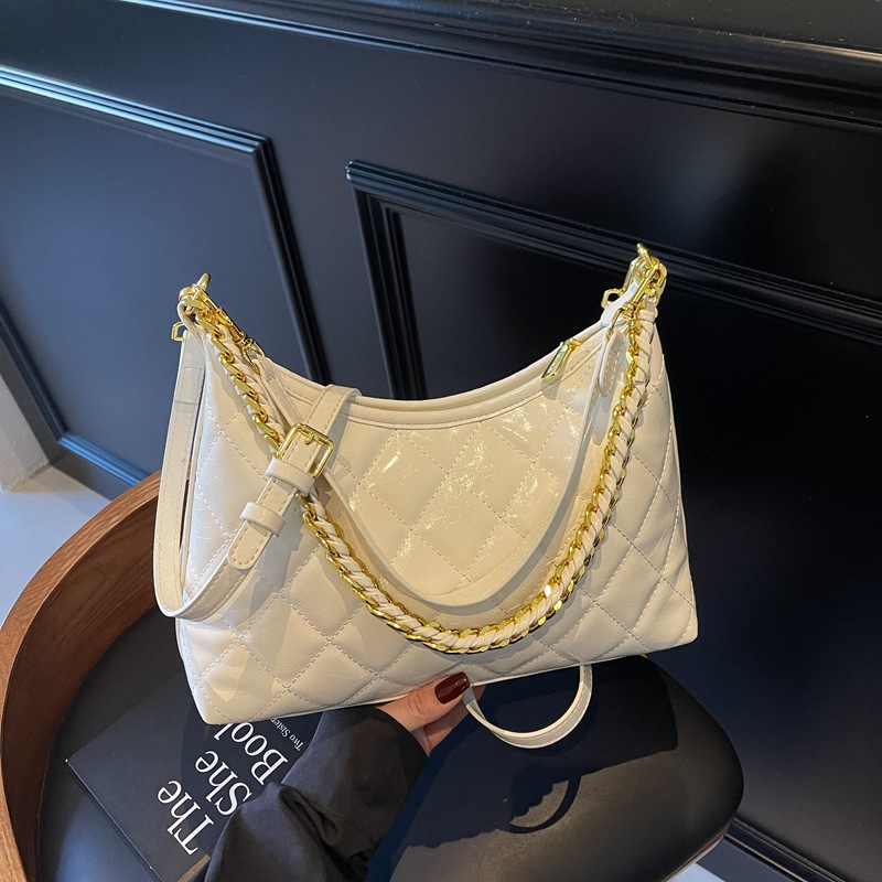 The new trendy and fashionable diamond-shaped chain dumpling bag for women in 2025 is a high-end single-shoulder bag details Picture