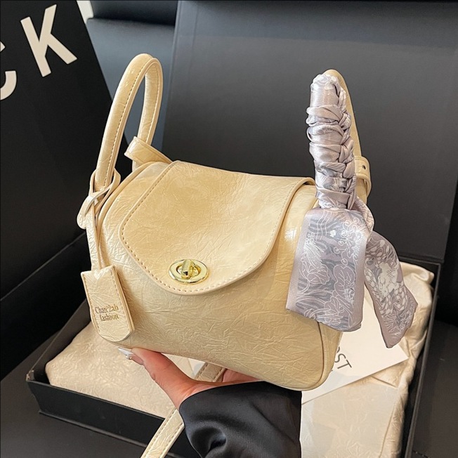 A niche design with a high-end underarm bag for women, a new summer fashion bag with lychee pattern, versatile for commuting, single-shoulder crossbody full figure