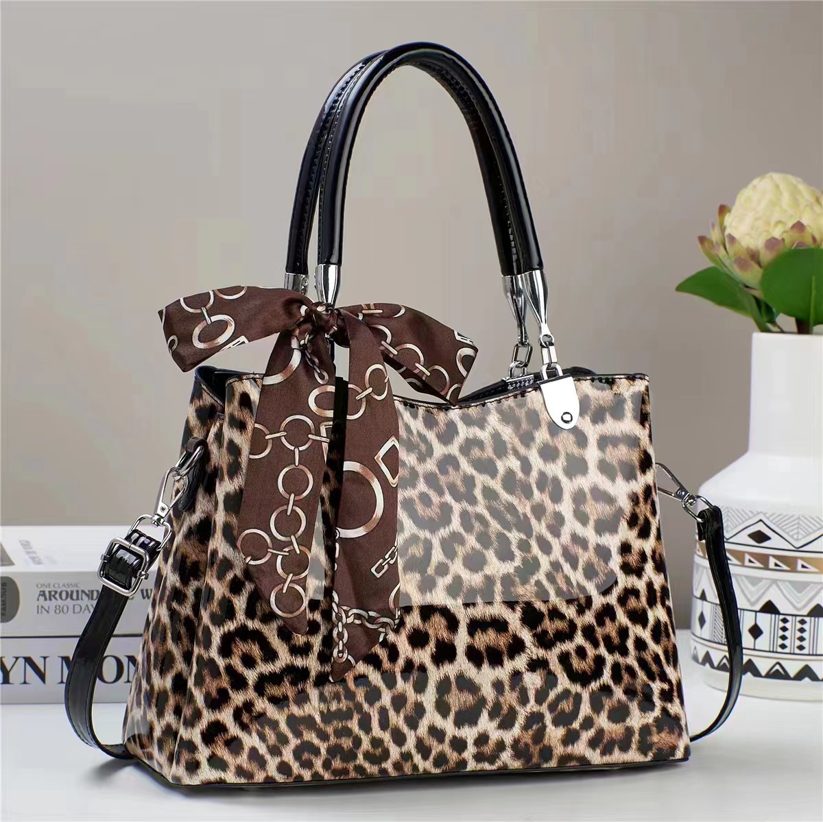 A versatile women's new retro leopard print handbag, a niche and versatile single-shoulder crossbody bag, a stylish and stylish princess bag details Picture