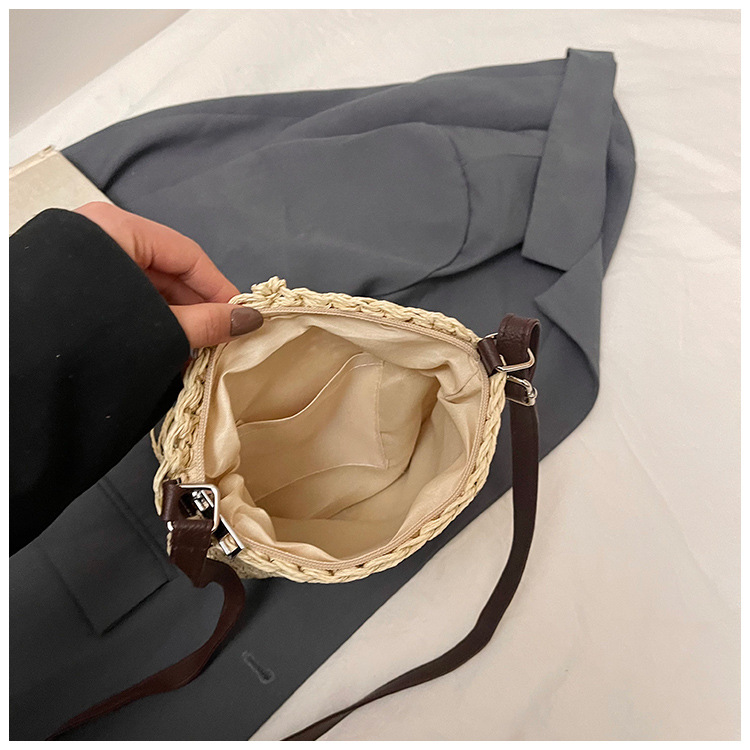 Hollowed-out straw woven beach vacation handbag for women, 2025 new fringed single-shoulder bag, versatile bucket bag for travel Application Scenario