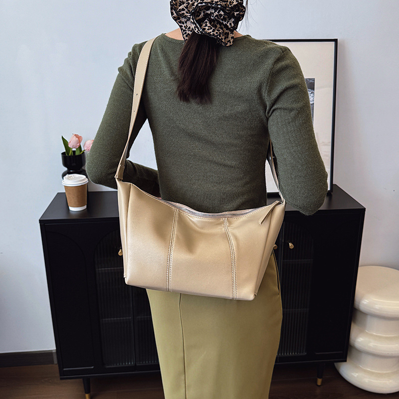 A trendy and niche single-shoulder underarm bag for women in 2025, a new casual soft dumpling bag, simple and versatile crossbody bag details Picture