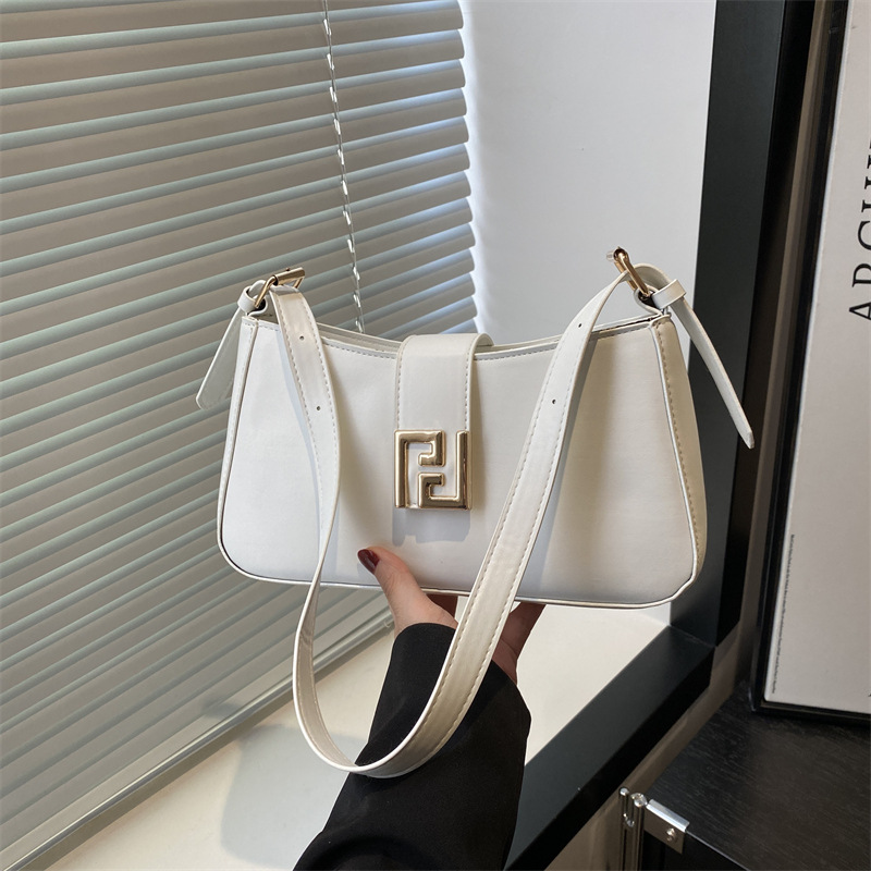 The new 2025 fashionable and trendy single-shoulder bag with a niche design, a unique and stylish underarm bag, and a small square crossbody bag full figure