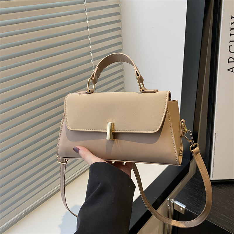 Korean-style simple and casual handbag for women, new Spring/Summer 2025 fashion small square bag, stylish lockable crossbody bag full figure