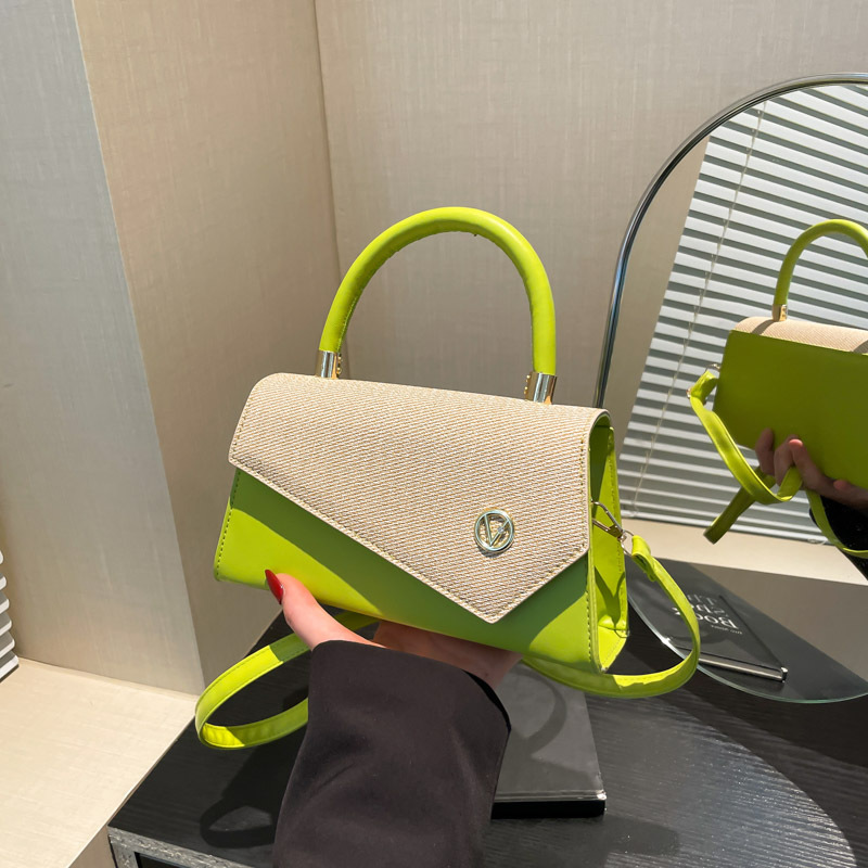 In the summer of 2025, this retro casual trend simple handbag is a new and fashionable crossbody single-shoulder small square bag for women full figure