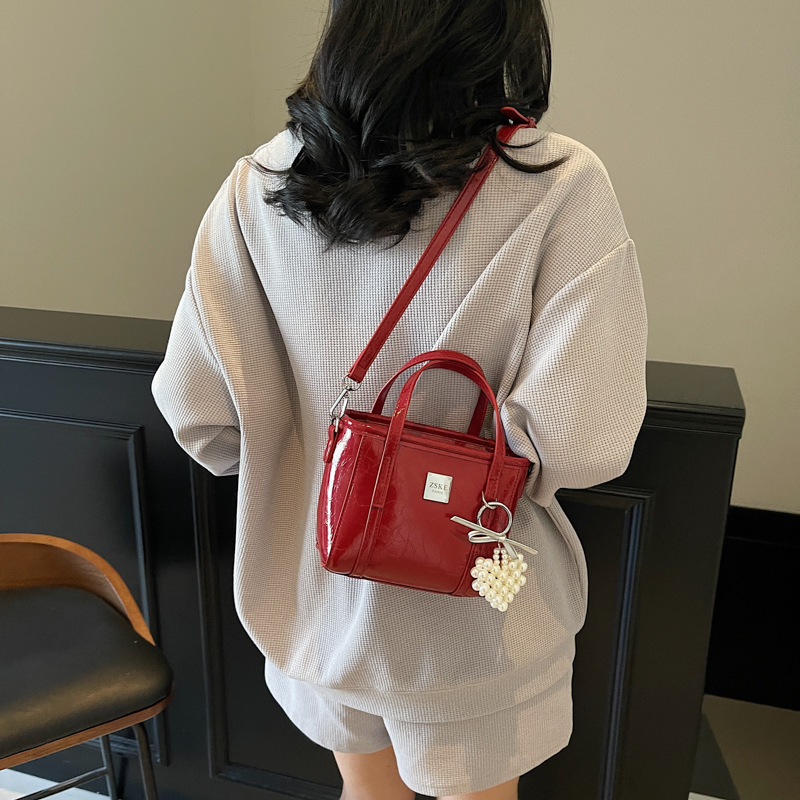 Trendy solid color versatile hand-held bucket bag for women 2025 new style stylish and fashionable single-shoulder bag, high-end commuter crossbody bag Application Scenario