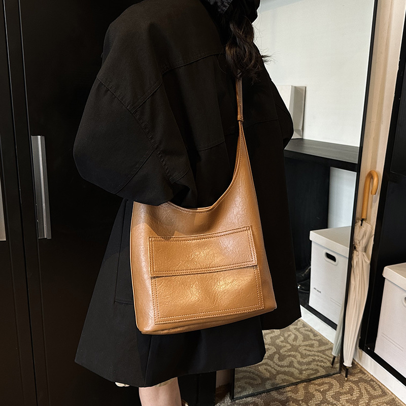 Korean-style simple soft leather single-shoulder bag, large capacity, versatile for commuting, bucket bag, tote bag, underarm bag for students in class, girls Application Scenario