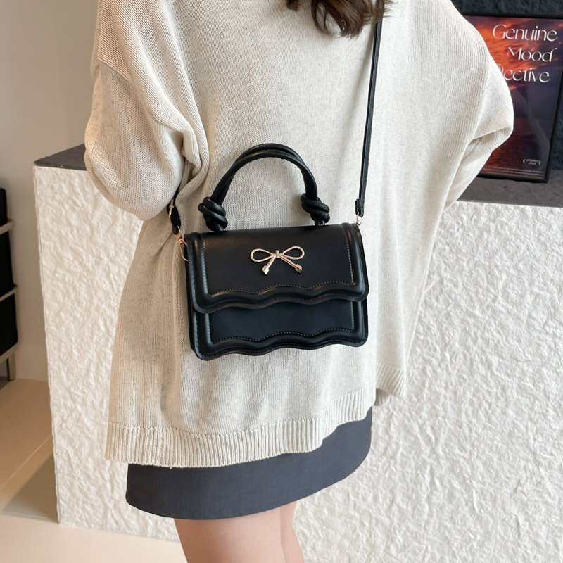 A stylish and casual single-shoulder crossbody bag for ladies in the summer of 2025, with a simple and elegant texture details Picture