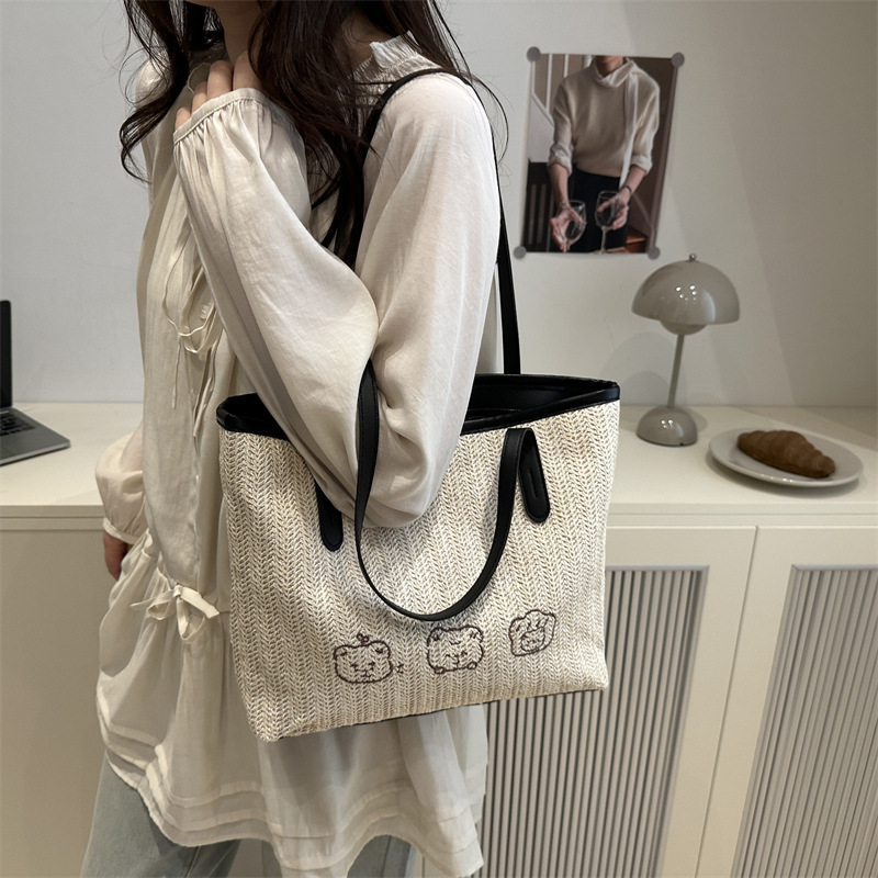 The 2025 new large-capacity woven tote bag is a versatile single-shoulder bag for women in summer and a high-quality patchwork commuting bag Specification drawing