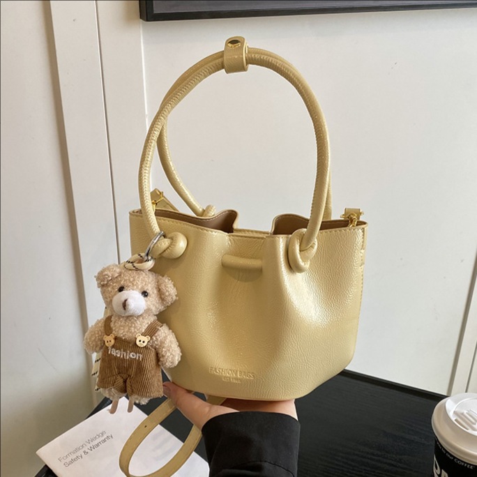 High-end Korean-style fashionable pleated hand-held bucket bag for women 2025, a new, niche, stylish and versatile single-shoulder crossbody bag full figure