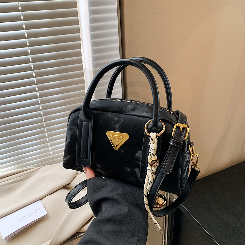 A stylish and casual bowling bag of 2025 style, retro and high-end, simple and versatile single-shoulder bag, trendy women's bag Specification drawing