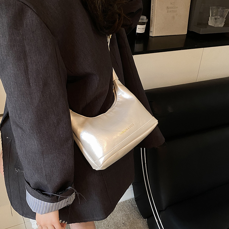 A high-end retro and trendy handbag for women in 2025, a new niche and stylish single-shoulder bag, a casual and simple crossbody bag details Picture
