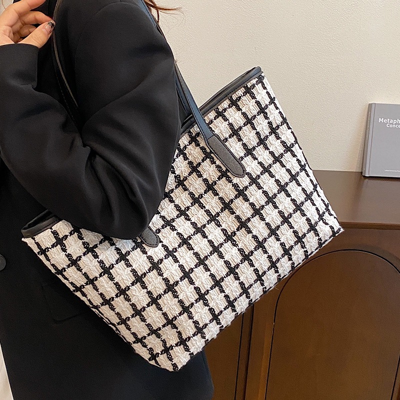 Large-capacity checkered bag for women, 2024 new style fashionable striped handbag, stylish and versatile single-shoulder tote bag full figure