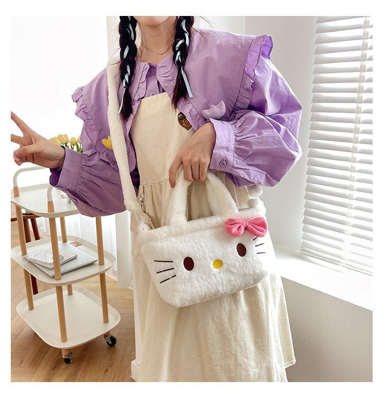 Plush bag, girl's cinnamon dog, Kuromi strawberry bear, girl's hand-held bento bag, girl's Kitty cat hand-held bag Application Scenario