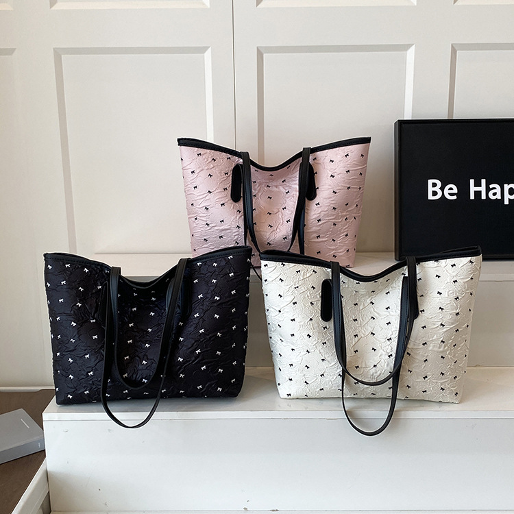 A new stylish polka dot tote bag for women in 2025, a versatile and stylish single-shoulder underarm bag for commuting to work Application Scenario