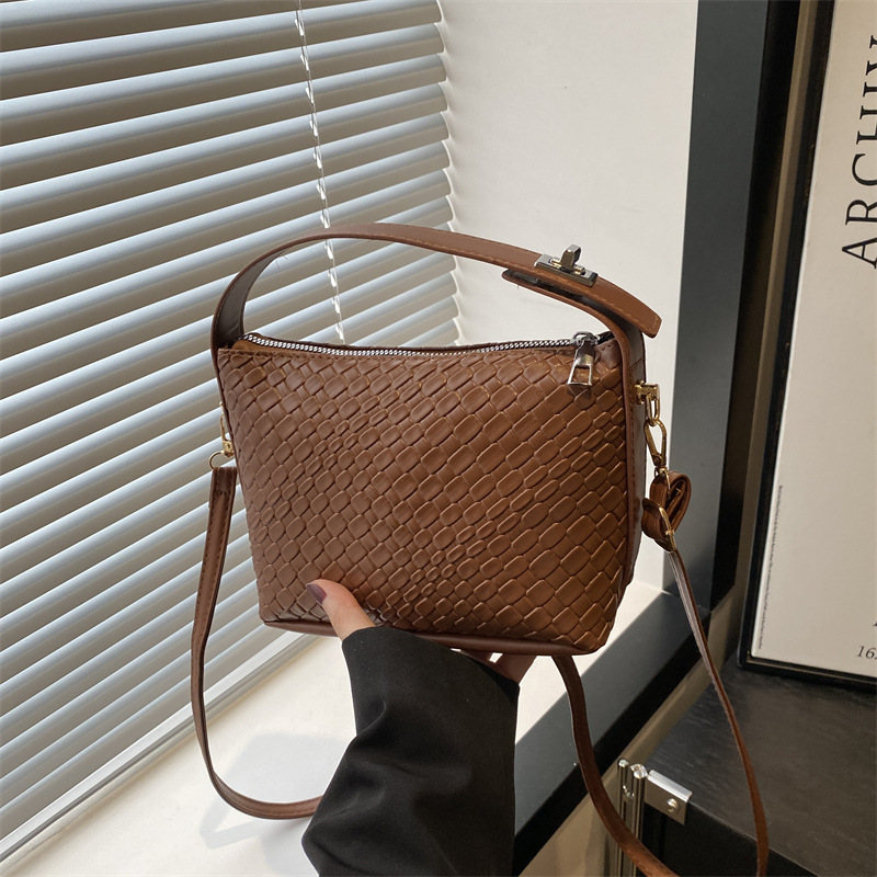 Fashionable woven small square bag, women's crossbody bag, versatile and simple underarm bag, 2025 new style single-shoulder bag, lunch box bag full figure