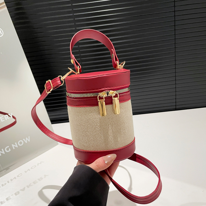 A stylish new large-capacity box-shaped bucket bag with color-blocking and splicing design, a popular single-shoulder crossbody bag for 2025 full figure