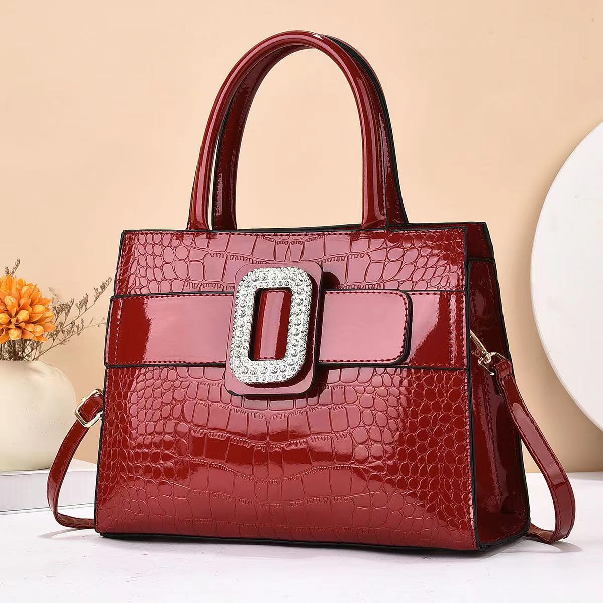 This is a new 2024 European-style, elegant and stylish single-shoulder crossbody women's bag with large capacity and diamond-encrusted design Specification drawing