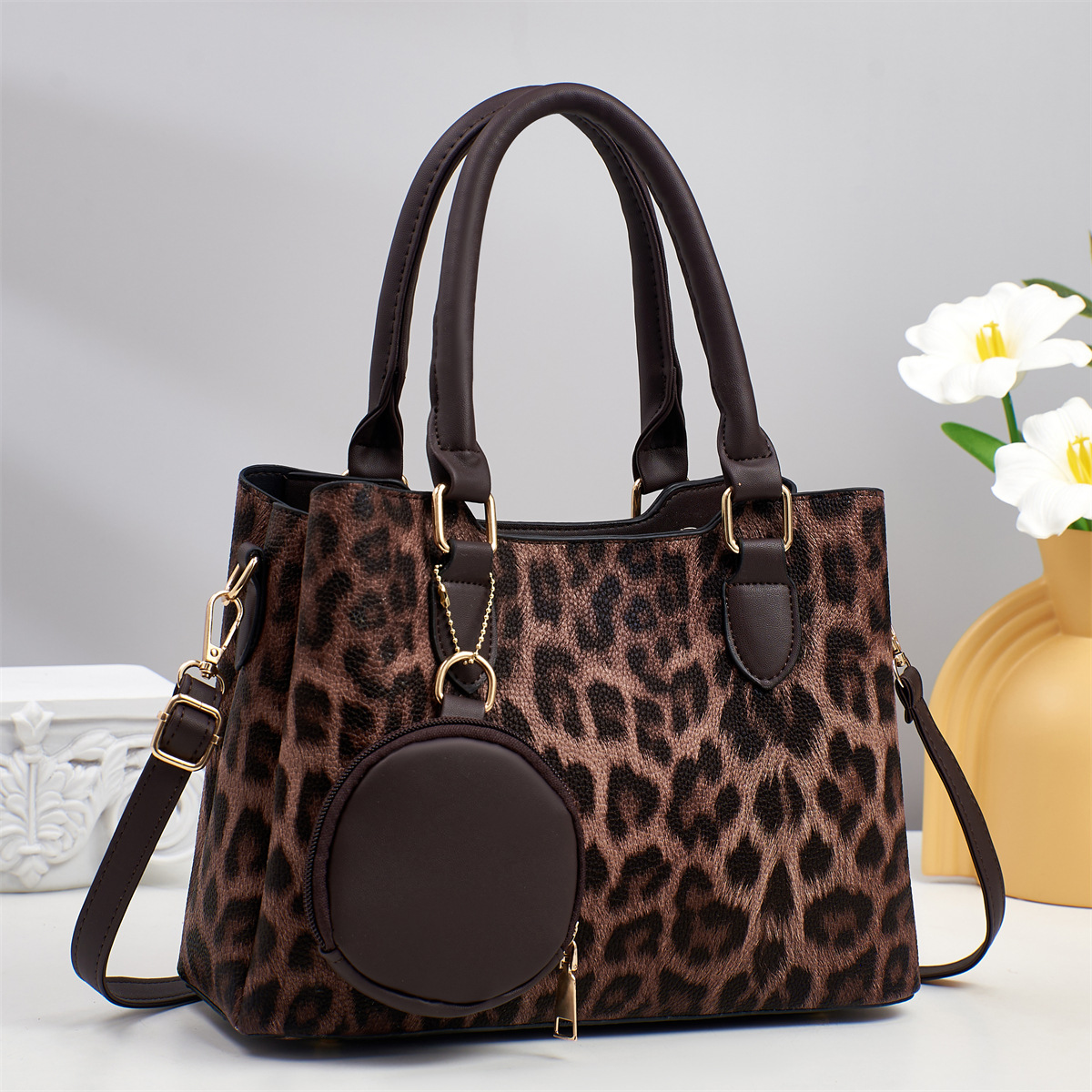 The manufacturer's best-selling versatile hand-held 2025 women's fashion new single-shoulder crossbody bag, a large export bestseller details Picture