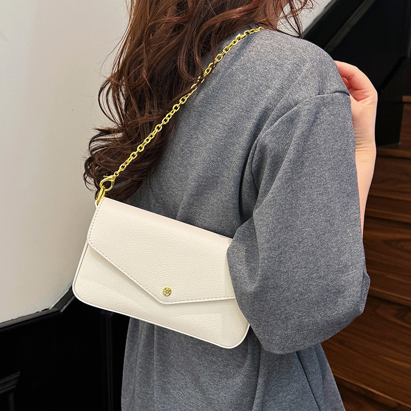 A stylish, high-end, and light luxury envelope bag for women, a new 2025 versatile solid color simple chain single-shoulder crossbody bag details Picture