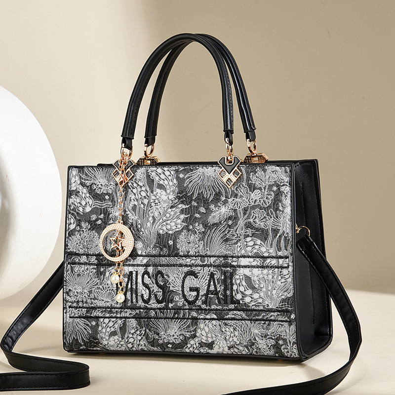 This foreign trade Chinese-style embroidered crossbody bag is versatile and has a large capacity. It is a grand and fashionable women's bag and a high-end single-shoulder bag for middle-aged women Item Picture