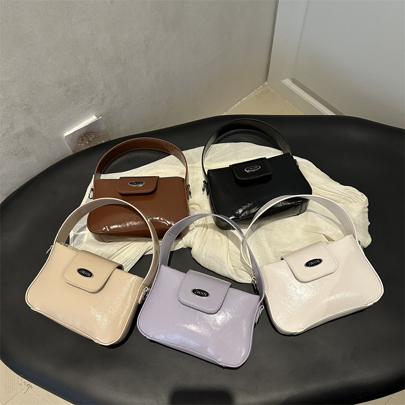 Spring and summer new niche design handbag, commuter crossbody bag, personalized and fashionable oil wax leather women's bag Application Scenario