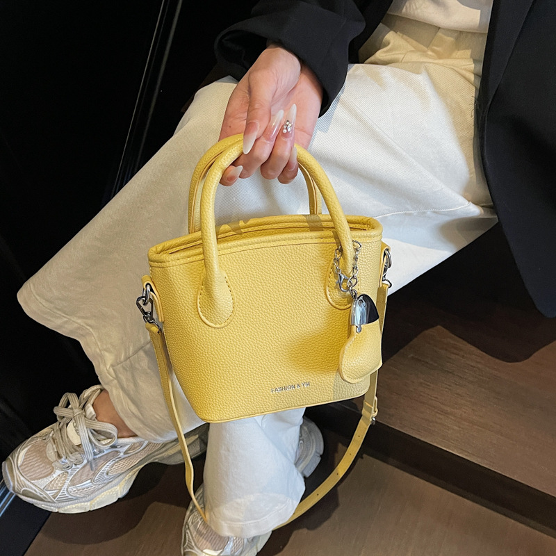 A high-end and stylish hand-held bucket bag with lychee pattern for women, a new 2025 trendy and versatile crossbody bag, a super popular single-shoulder bag details Picture