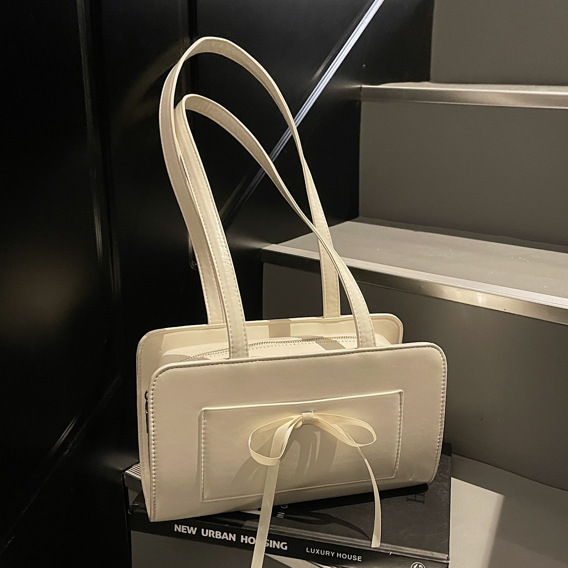 A niche quality underarm bag for women in 2025, a trendy and fashionable Korean-style bow tote bag, a hand-held commuter bag Application Scenario
