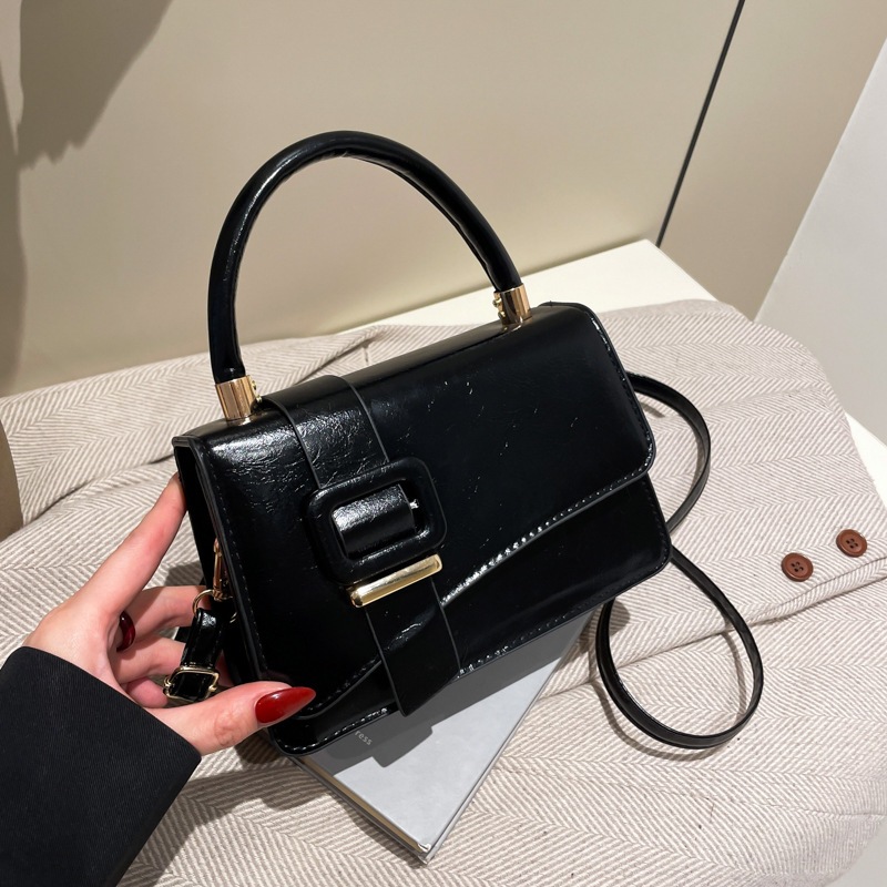 The new 2024 popular crossbody handbag is a versatile and stylish Korean-style small square bag with a simple and fashionable one-shoulder feel details Picture