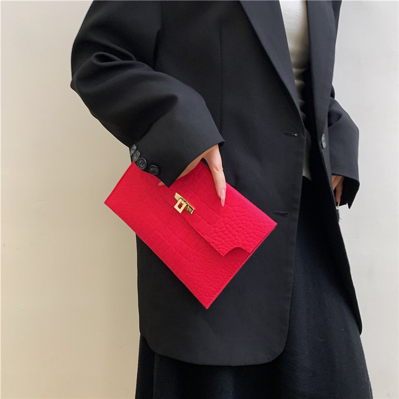 This trendy and fashionable large-capacity hand-held bag is a new winter model for women. It is elegant, casual and fashionable. The envelope is designed for women details Picture