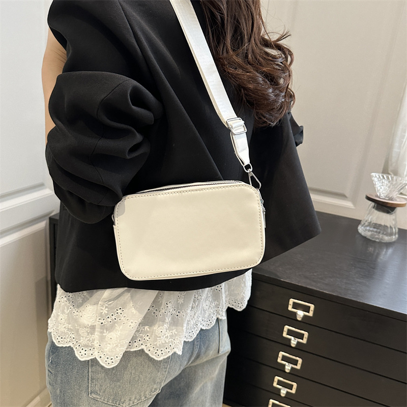 Spring 2025 new solid-color lychee pattern trendy and versatile small square bag, commuter quality single-shoulder crossbody bag details Picture