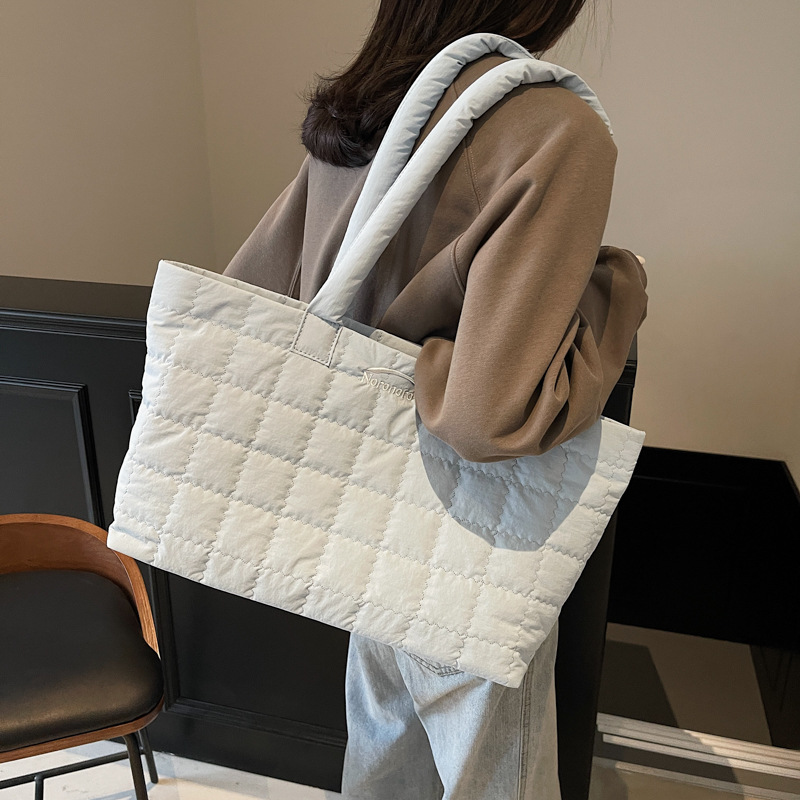Women's large-capacity 2025 new cotton-padded jacket, high-end checkered single-shoulder bag, fashionable and high-end texture tote large bag Application Scenario