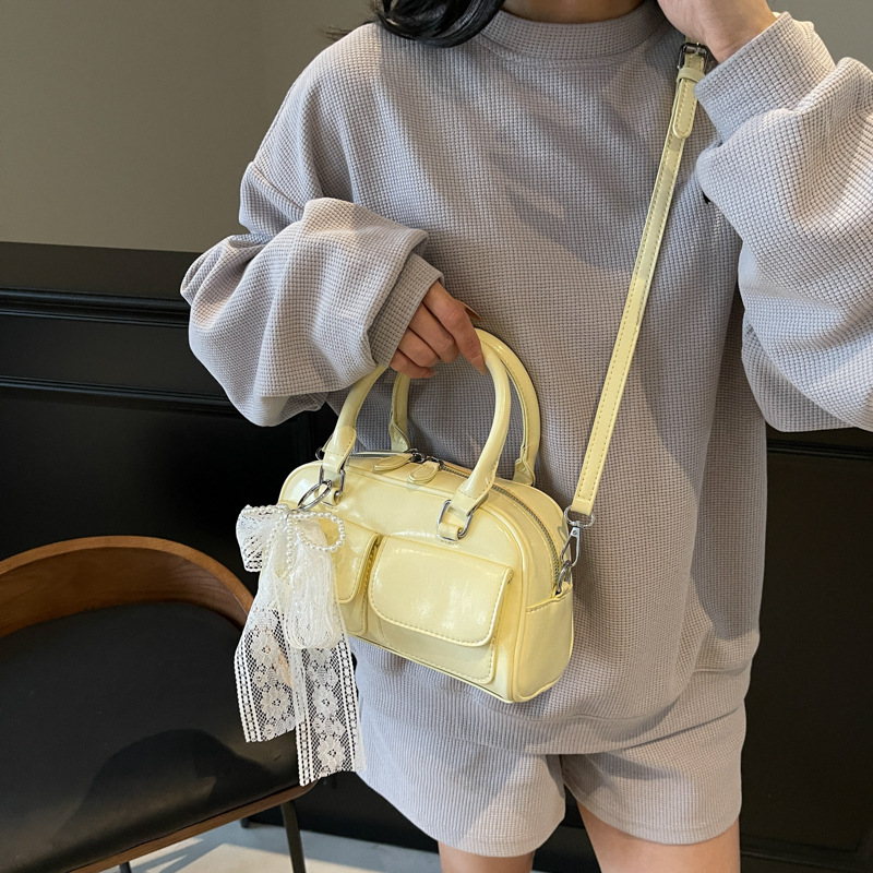 Stylish and niche hand-held bowling bag for women, 2025 new style casual and versatile single-shoulder bag, soft leather crossbody pillow bag details Picture