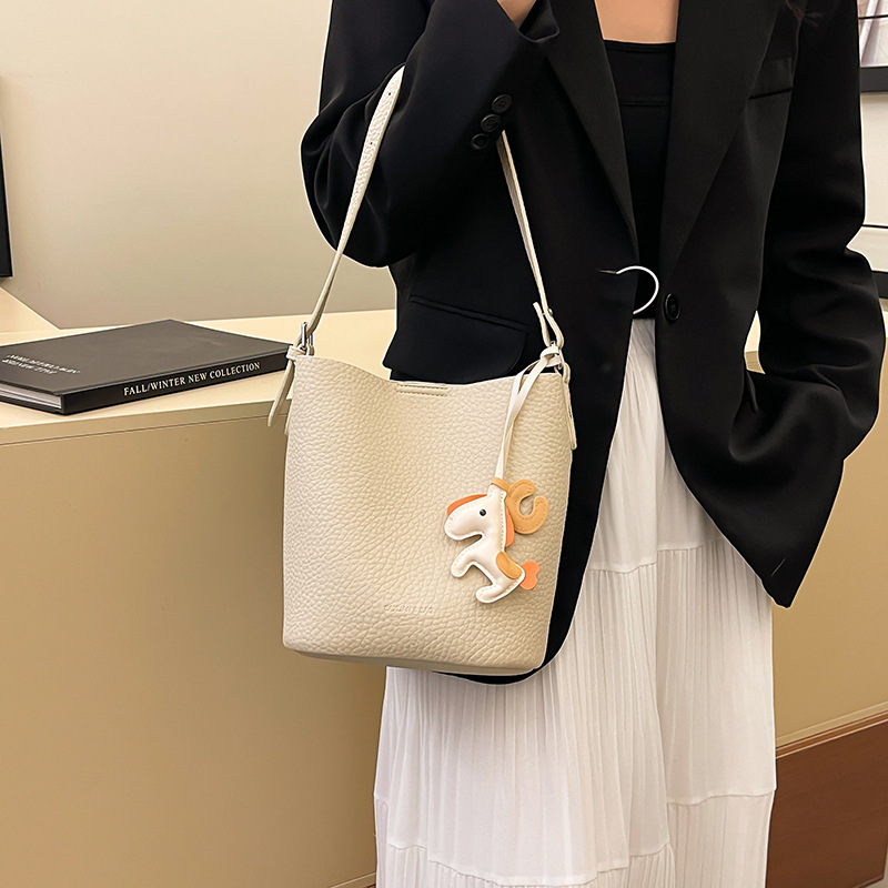Retro and fashionable lychee pattern commuter bucket bag for women 2025 new style, trendy and versatile, casual and simple single-shoulder crossbody bag details Picture