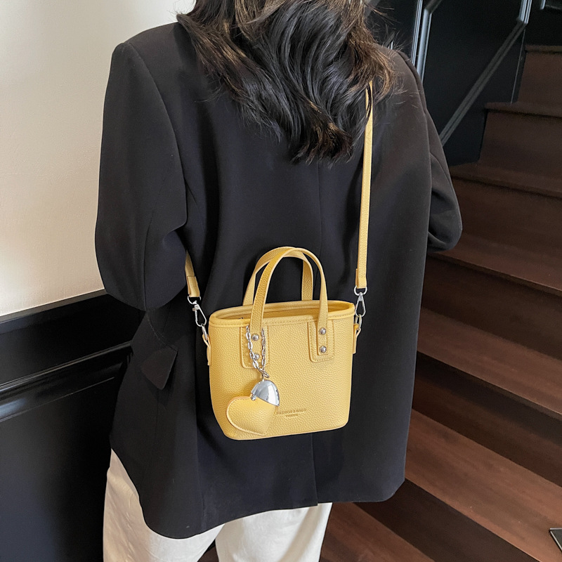 The 2025 new summer fashion and casual large-capacity hand-held bucket bag is a high-end, stylish and versatile single-shoulder crossbody bag for women Application Scenario